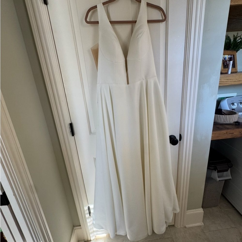 Like-new Vow’d Fable wedding dress with boned waist, cups, pockets, and slit leg